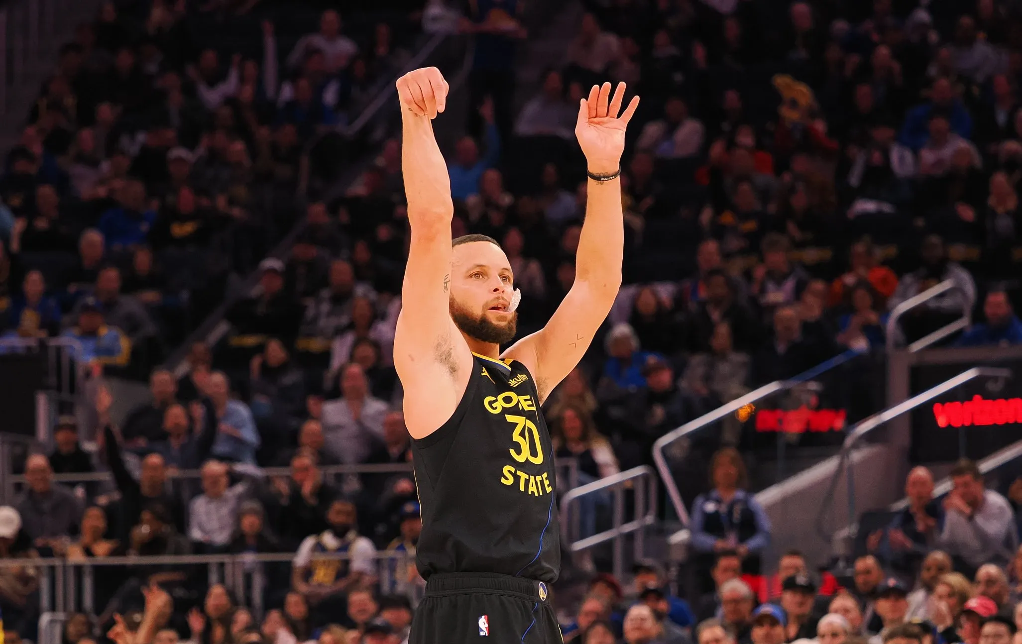 库里新星比赛局势复杂表现突出，雄鹿前途光明！全场沸腾不已