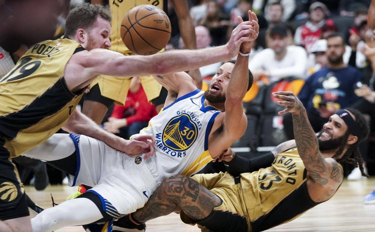 库里新星比赛局势复杂表现突出，雄鹿前途光明！全场沸腾不已